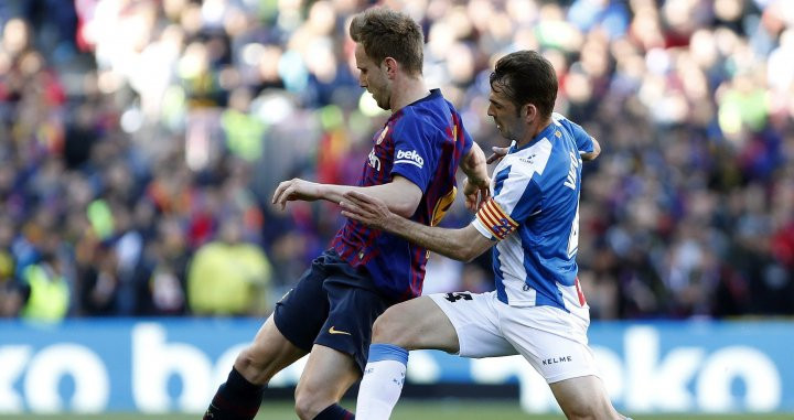 Una foto de Ivan Rakitic en un duelo con Víctor Sánchez durante el derbi / EFE