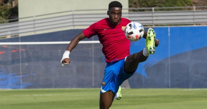 Ilaix Moriba, que todavía no ha renovado su contrato, entrenando con el Barça B / FC Barcelona