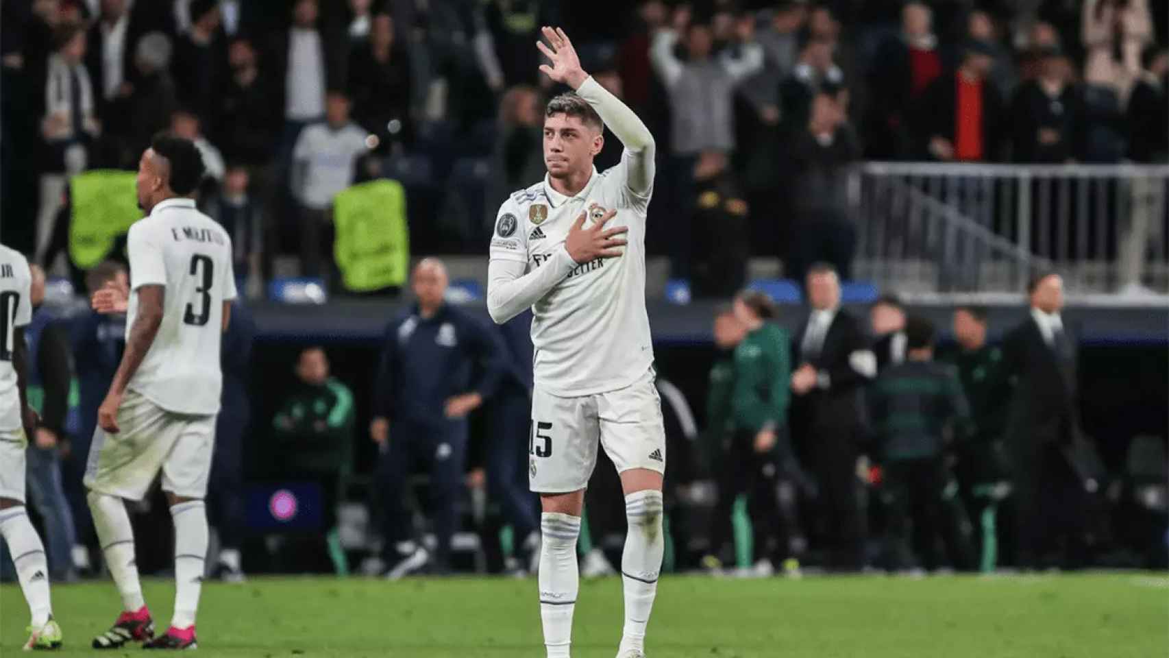 Fede Valverde, agradeciendo los aplausos de la afición del Real Madrid / REDES