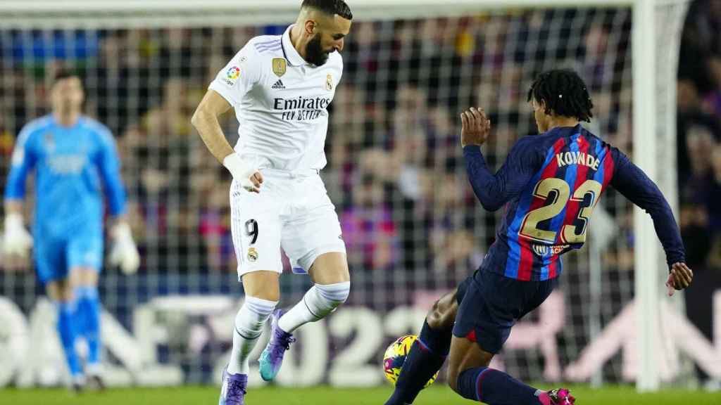 Karim Benzema y Jules Koundé, durante el clásico del Camp Nou / EFE