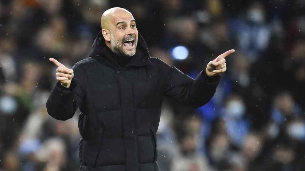 Pep Guardiola da instrucciones a los jugadores del City contra el Atlético / EFE