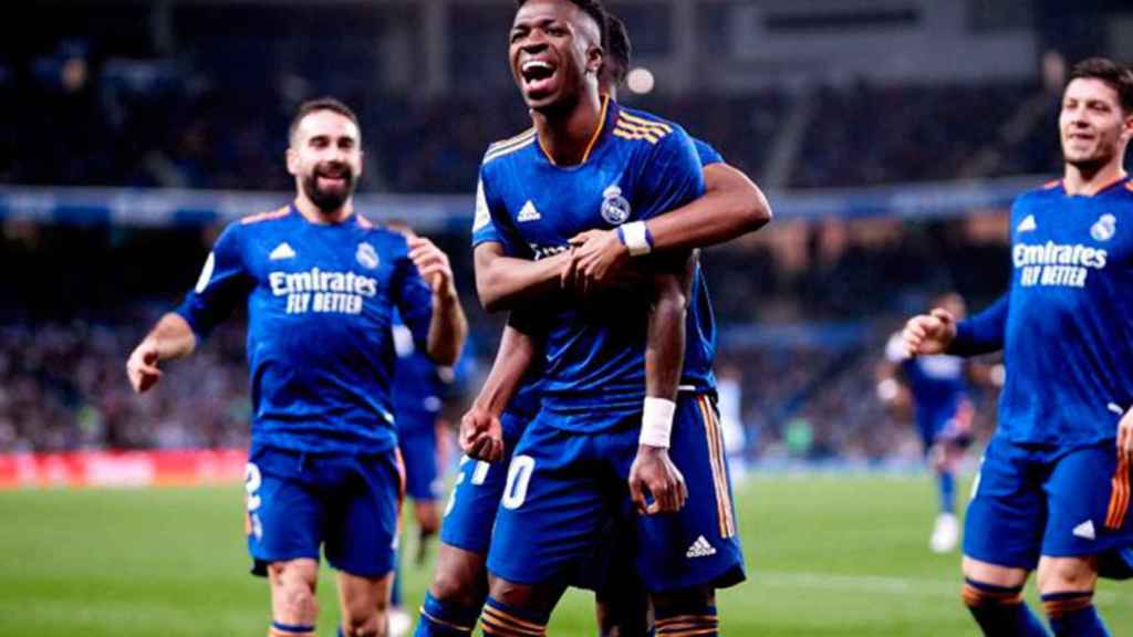 El Real Madrid, celebrando el gol de Vinicius contra la Real / EFE