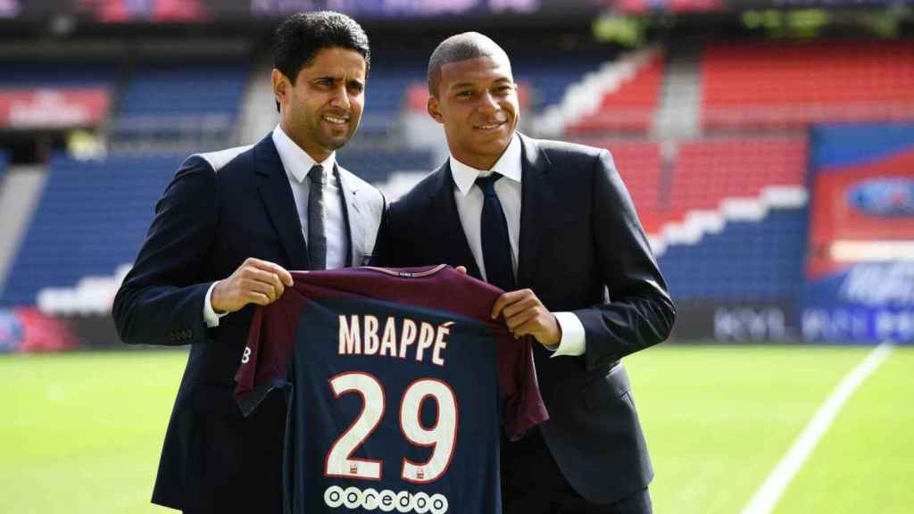 Nasser Al-Khelaifi con Kylian Mbappé en su presentación con el PSG / EFE