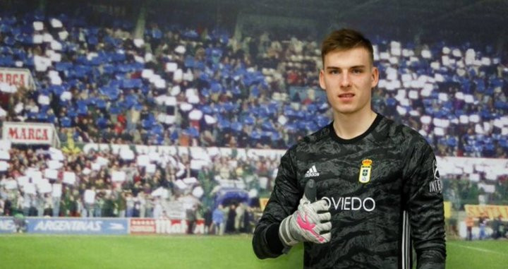 Lunin en su firma con el Oviedo / Redes