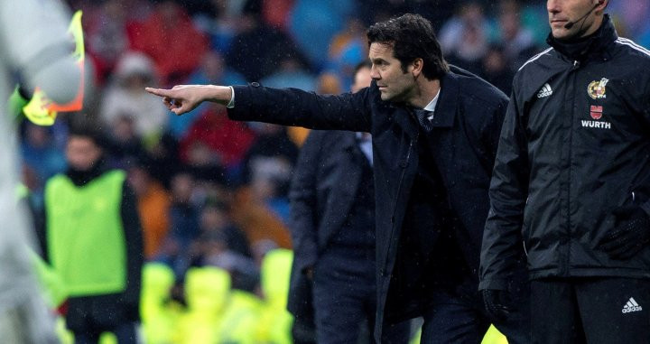 Santiago Solari dando instrucciones a los jugadores del Real Madrid - Sevilla / EFE