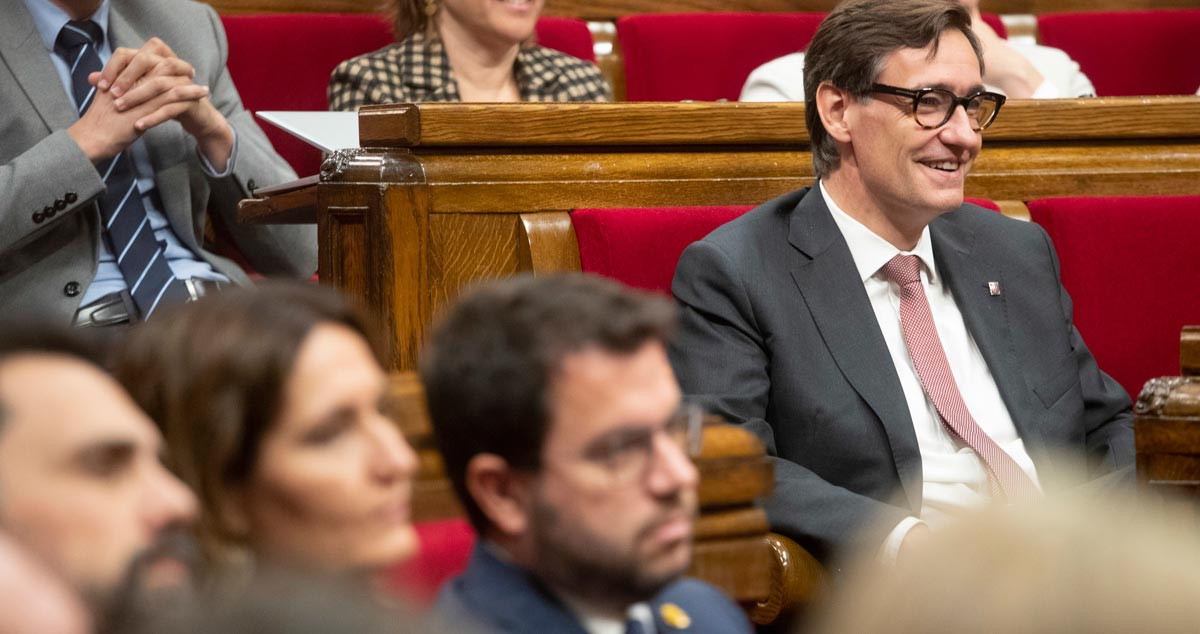 El primer secretario del PSC, Salvador Illa, en el Parlament, con el presidente de la Generalitat, Pere Aragonès, en primer plano / EFE