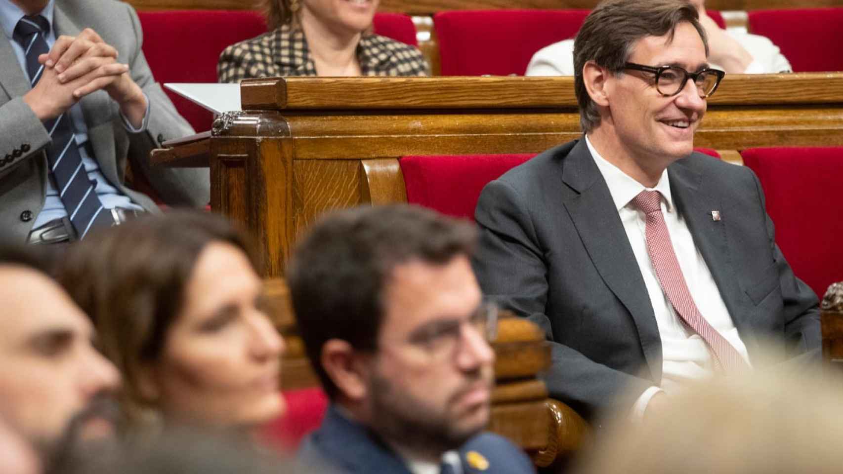 El primer secretario del PSC, Salvador Illa, en el Parlament, con el presidente de la Generalitat, Pere Aragonès, en primer plano / EFE