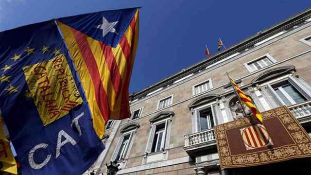 Banderas independentistas ante el Palau de la Generalitat el día de la firma del decreto de convocatoria de la consulta del 9N / EFE