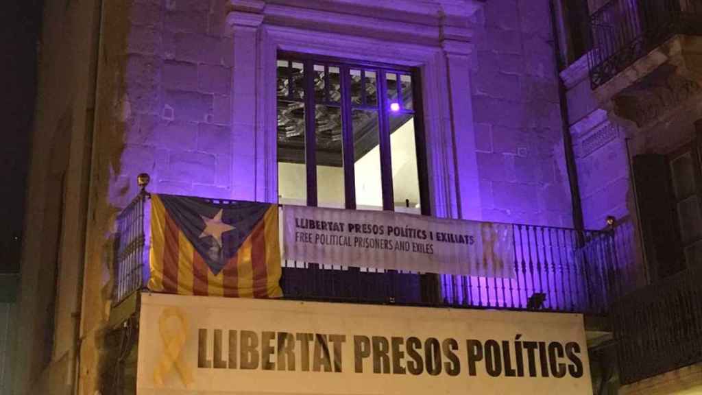 Balcón del Ayuntamiento de Vic, con pancartas favorables a los políticos presos, una bandera independentista y ninguna española en una imagen de archivo / AYUNTAMIENTO DE VIC