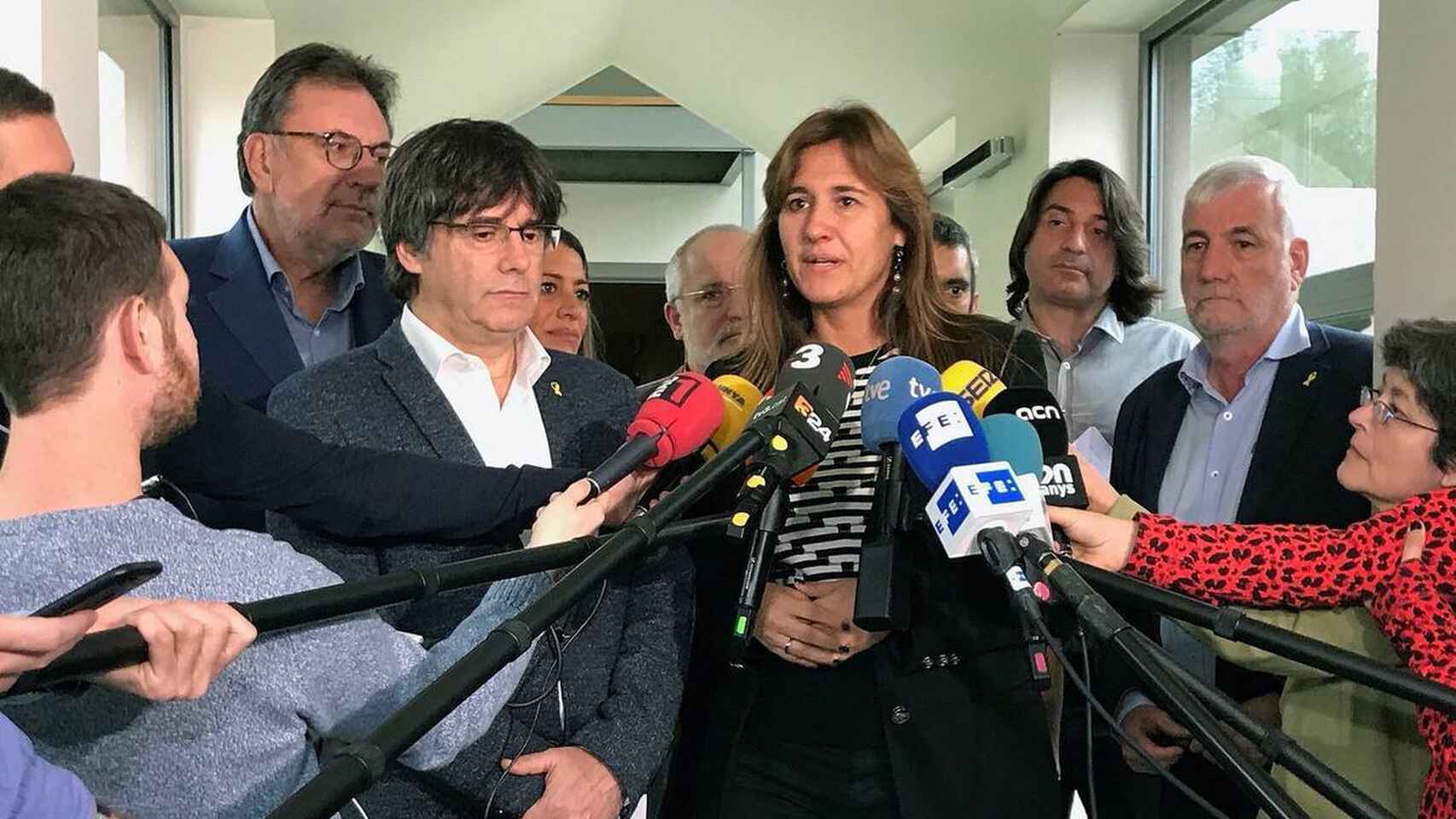 Laura Borràs (JxCat), con Carles Puigdemont en Waterloo junto a Laura Borràs / EFE