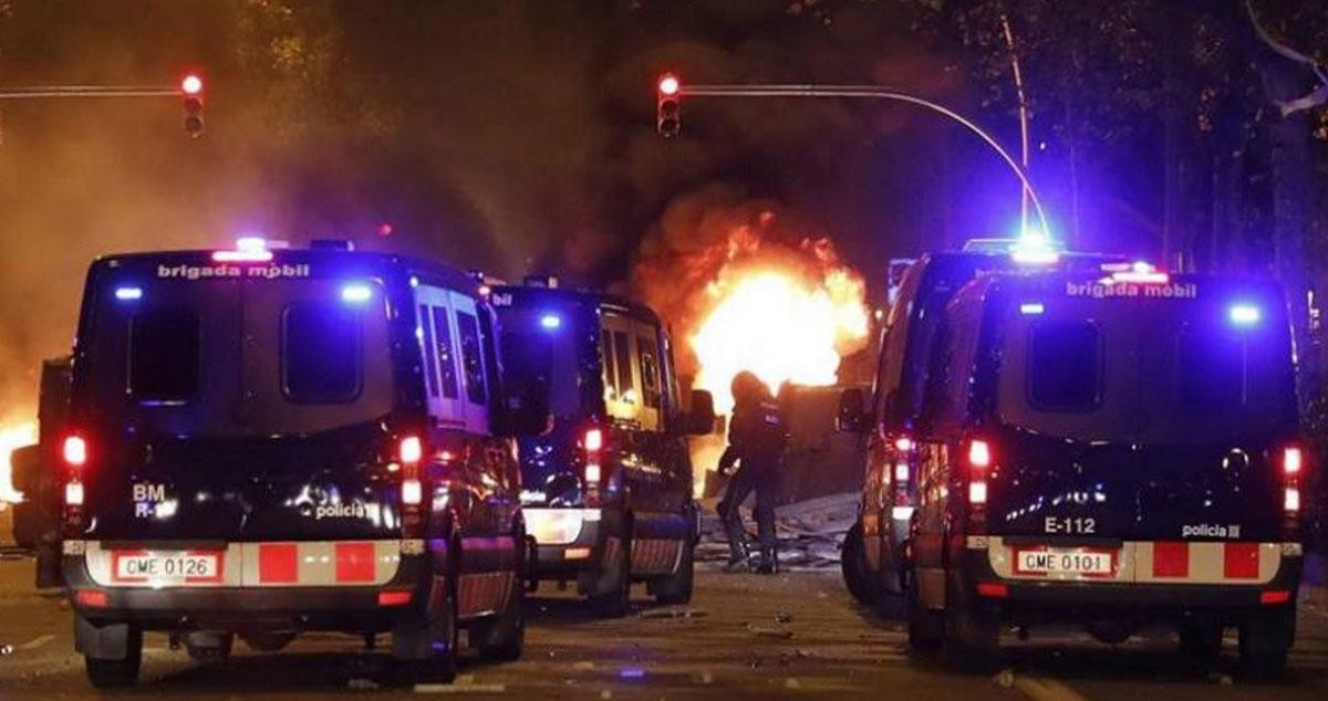 Furgones de Mossos durante las protestas en Tarragona tras la sentencia del 1-O / EFE