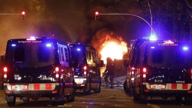 Furgones de Mossos durante las protestas en Tarragona tras la sentencia del 1-O / EFE