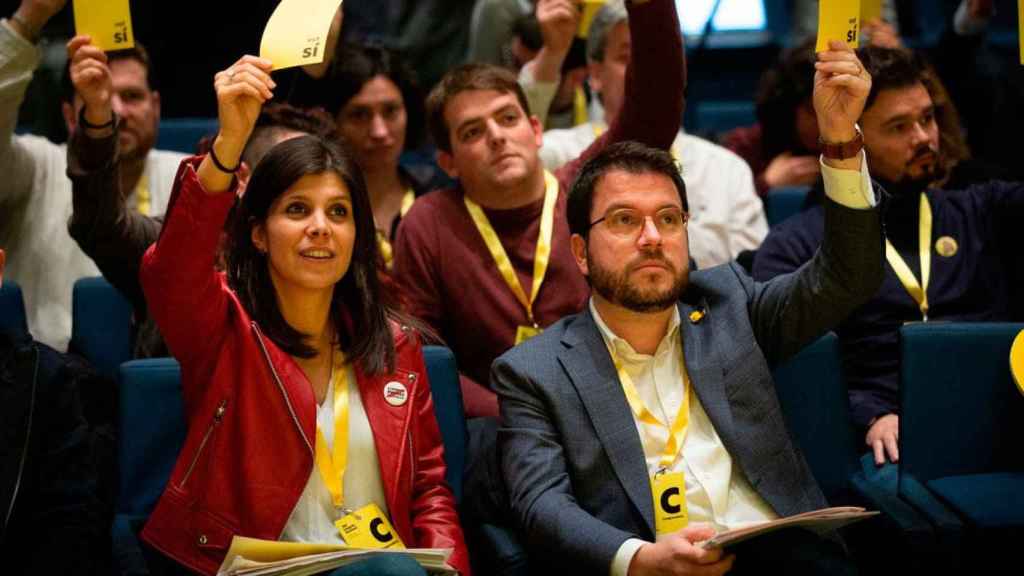 El vicepresidente y responsable económico del Govern, Pere Aragonès, en el último congreso de ERC junto a la portavoz del partido, Marta Vilalta (i), dos políticos que han negociado la investidura de Pedro Sánchez / EUROPA PRESS