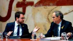 El presidente de la Generalitat, Quim Torra (d), junto al vicepresidente de Economía, Pere Aragonès, de Esquerra (i) / EFE