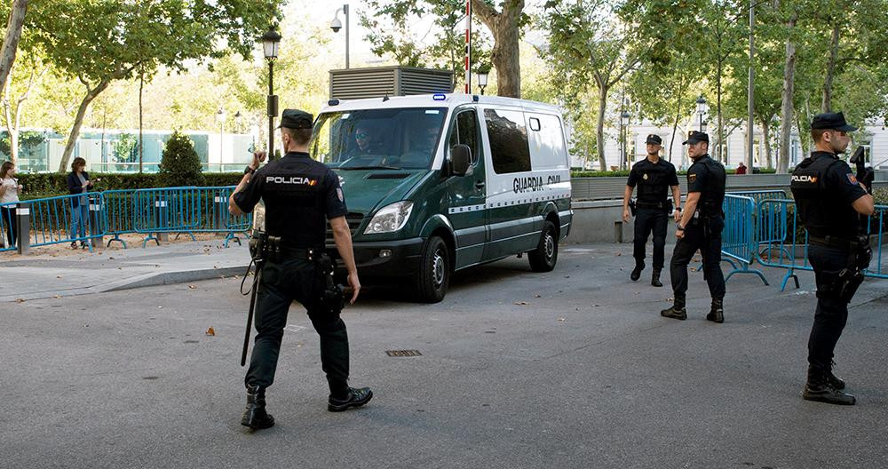 Un vehículo de la Guardia Civil en el traslado de siete miembros de los CDR detenidos por presunto terrorismo / EFE