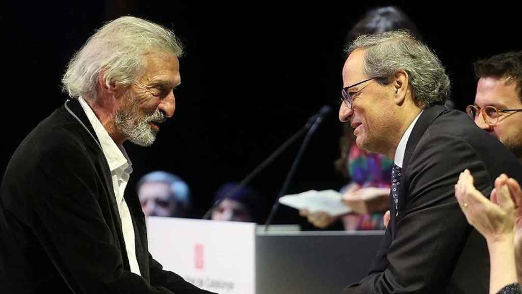 El médico 'Tati' Furriols recibe la felicitación del presidente de la Generalitat, Quim Torra / GENERALITAT