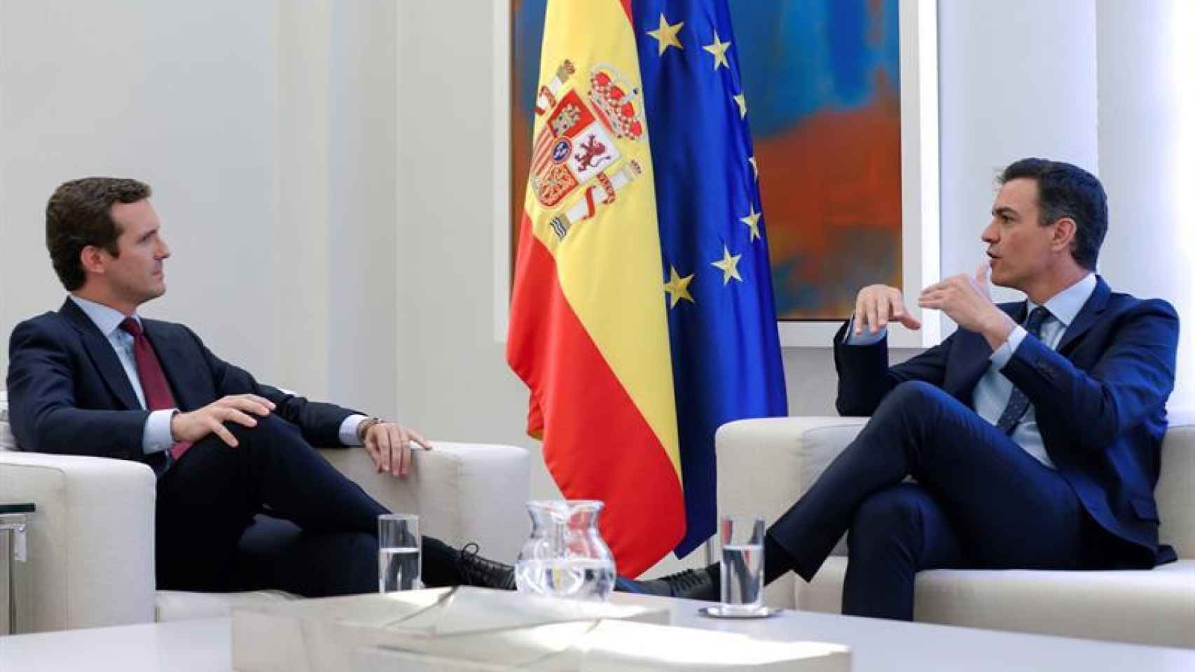 Pedro Sánchez recibió ayer a Pablo Casado, su primer contacto tras el 28A, de cara a la formación de Gobierno / EFE