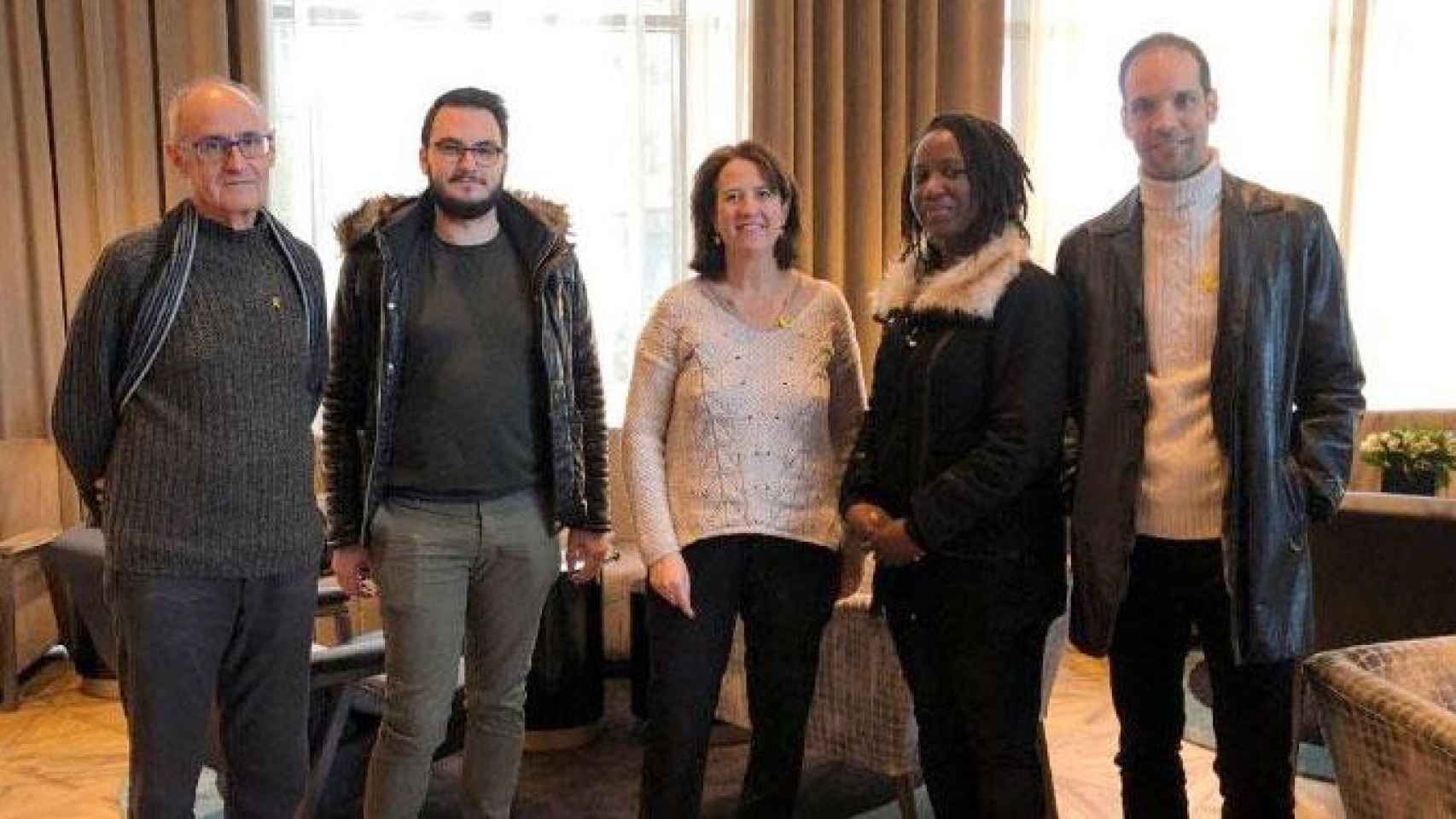 La líder de la ANC, Elisenda Paluzie (c), junto a otros miembros de la organización independentista y representantes de los chalecos amarillos franceses / ANC