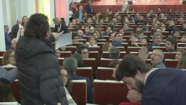 El CDR Adrià Carrasco en el acto de Borrell en Bruselas / TWITTER