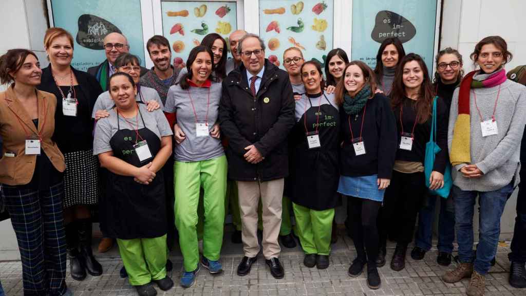 Quim Torra posa con los trabajadores de Espigoladors, una iniciativa que trata de evitar el desperdicio alimenticio / EFE