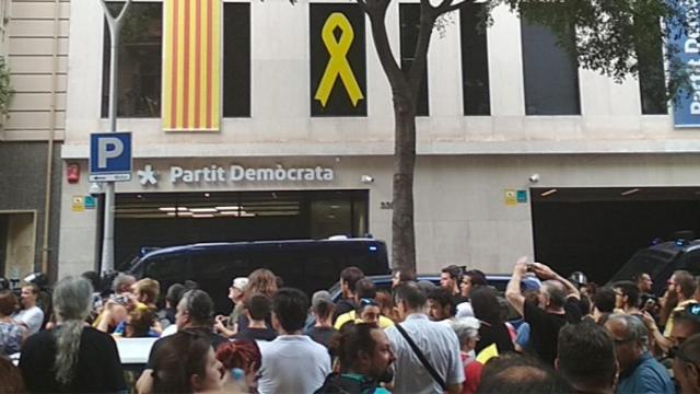 Concentración el pasado agosto de los CDR frente a la sede del PDeCAT / TWITTER