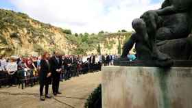 El presidente Quim Torra y la consejera de Justicia, Ester Capella, en el Fossar de la Pedrera del cementerio de Montjuïc / GOVERN