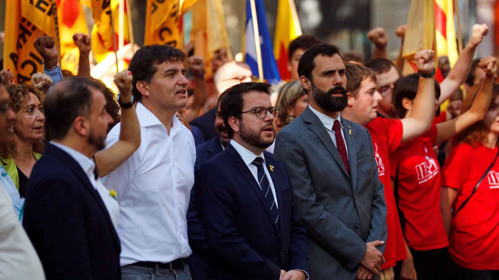 Pere Aragonés, junto a Roger Torrent y Sergi Cebrià durante la ofrenda floral al monumento a Rafael Casanova en Barcelona / EFE