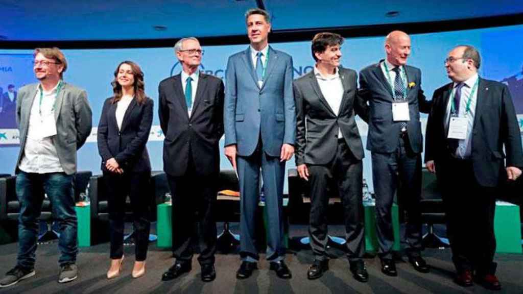 Xavier Domènech (CeC), Inés Arrimadas (C's), Antón Costas (Círculo), Xavier García-Albiol (PP), Sergi Sabrià (ERC), Lluís Font (JxCat) y Miquel Iceta (PSC) en el Círculo de Economía, donde han apostado por un pacto interno / EFE