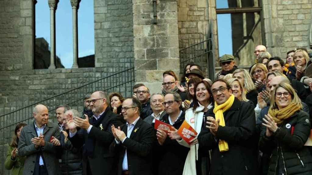 Jordil Turull y sus compañeros de JuntsxCat en el cierre de la campaña / EFE