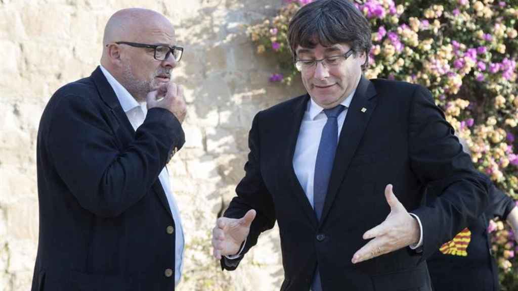 El presidente de la Generalitat, Carles Puigdemont, junto al presidente del grupo parlamentario de Junts pel Sí, Lluís Corominas