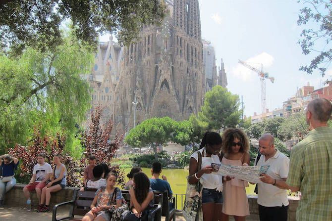 Unos turistas consultan un plano de Barcelona frente a la Sagrada Familia / EP