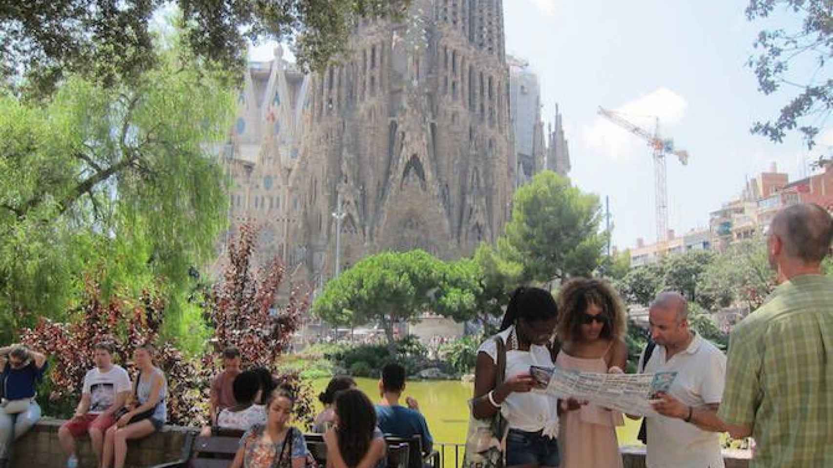 Unos turistas consultan un plano de Barcelona frente a la Sagrada Familia / EP