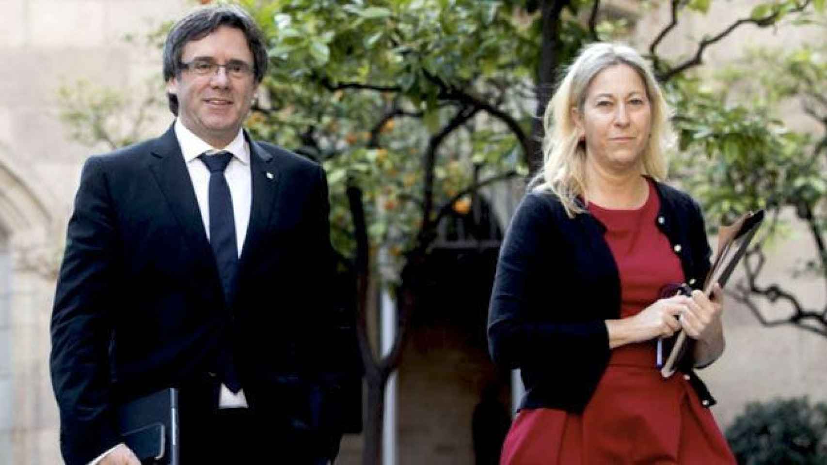 Carles Puigdemont (i), presidente de la Generalitat, y la portavoz del Govern y 'consellera' de Presidencia, Neus Munté, en una imagen de archivo en Palau de la Generalitat / EFE