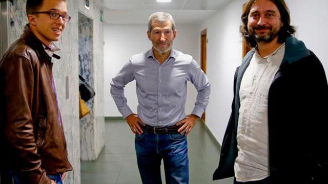 José Julio Rodríguez, entre Íñigo Errejón (I) y Rafa Mayoral en la sede de Podemos en Madrid.
