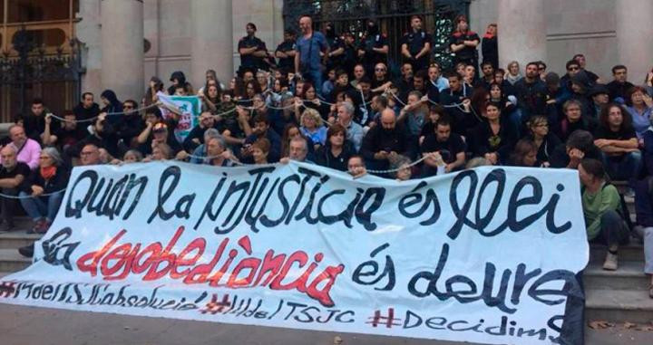 Los CDR, bloqueando el TSJC el pasado 27 de septiembre / EFE