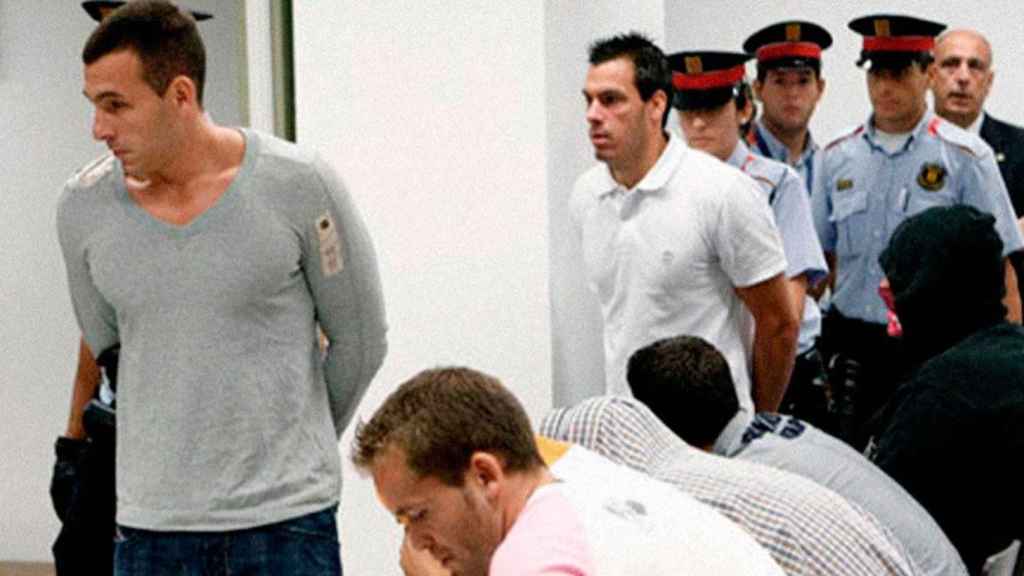 Valentín Moreno (izq), el asesino de la Vila Olímpica, durante un juicio / EFE