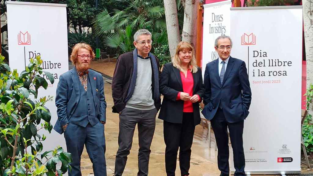 El presidente del Gremio de Libreros de Cataluña, Eric del Arco, el teniente de alcaldía de Cultura, Educación, Ciencia y Comunidad, Jordi Martí, la 'consellera' de Cultura Natalia Garriga, y el presidente de la Cámara del Libro de Cataluña, Patrici Tixi / HUGO SÁNCHEZ - CG