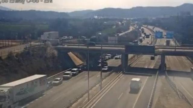Imagen de la zona del accidente en la C-55 en Abrera (Barcelona) - TRÀNSIT