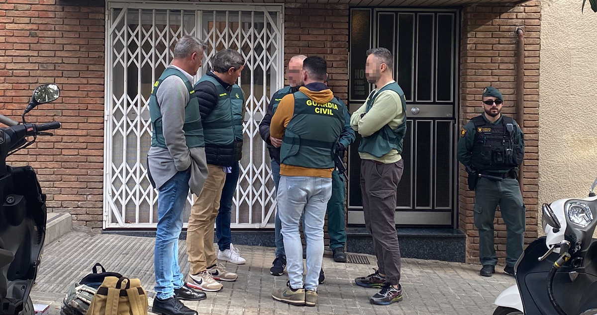 La Guardia Civil durante el registro del domicilio del asesino confeso de Pontons / SARA CID - CG