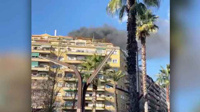 Imagen del incendio en un bloque de edificios de Travessera de Les Corts / CG