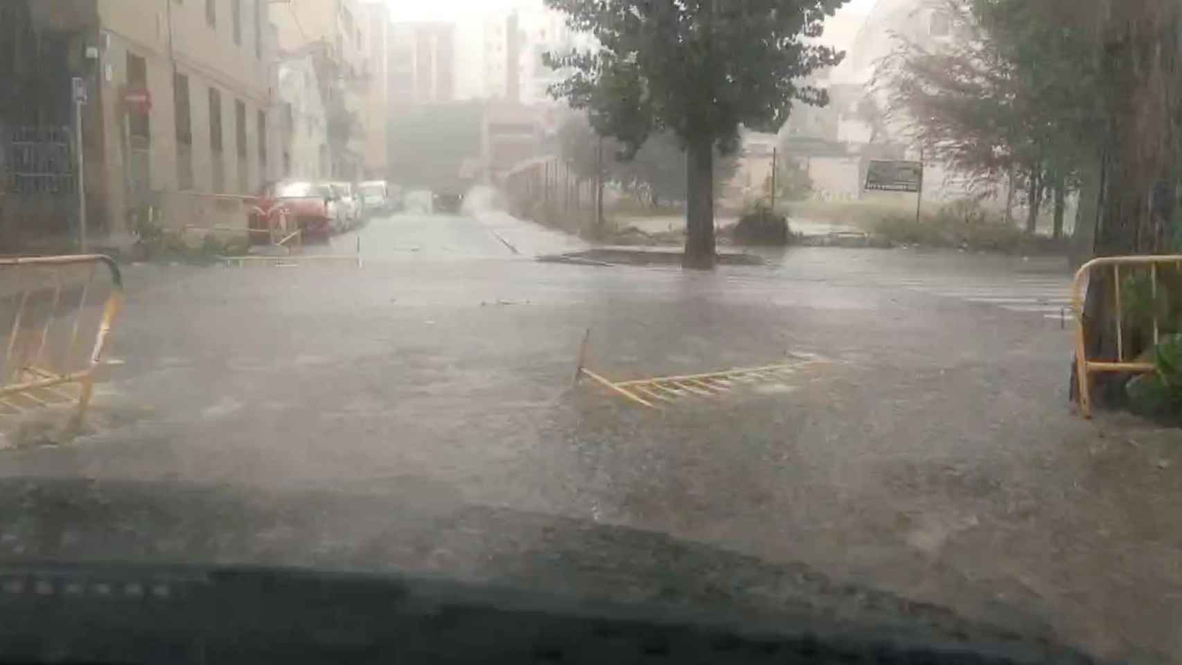 Una brutal tormenta anega Mataró. La intensa lluvia coincidió con fuertes ráfagas de viento / CG