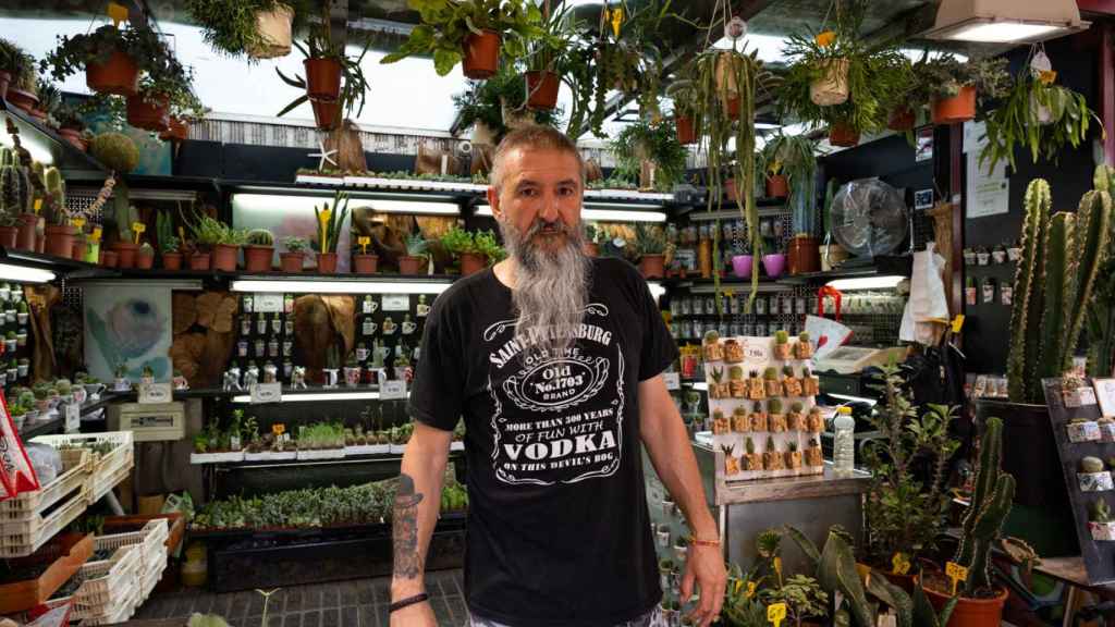 José Moya, propietario de una floristería de las Ramblas, recuerda los atentados del 17A / LUIS MIGUEL AÑÓN (CG)