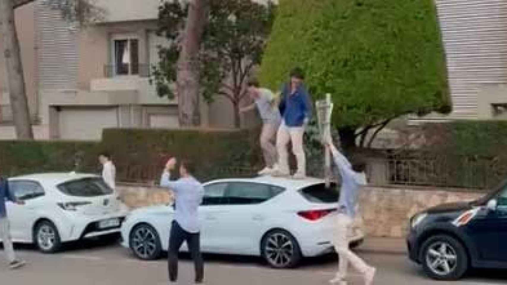 Unos jóvenes arrancan señales de tráfico y saltan encima de los coches en Calella de Palafrugell / TWITTER