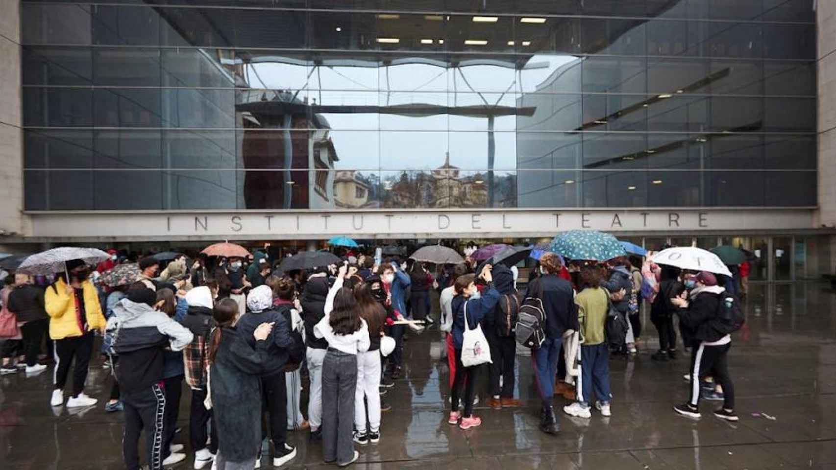 Manifestación de alumnos frente al Institut del Teatre para denunciar los casos de acoso sexual y abuso por parte de docentes / EFE