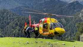 Un grupo de bomberos realizan un rescate de montaña / EP