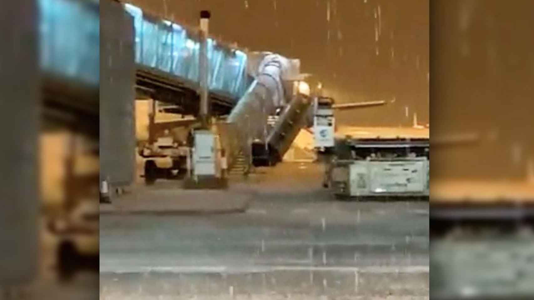 Imagen de la granizada en el Aeropuerto Josep Tarradellas Barcelona-El Prat / @Sargantocosmic