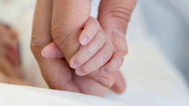 Una madre sostiene la mano de un recién nacido / EP