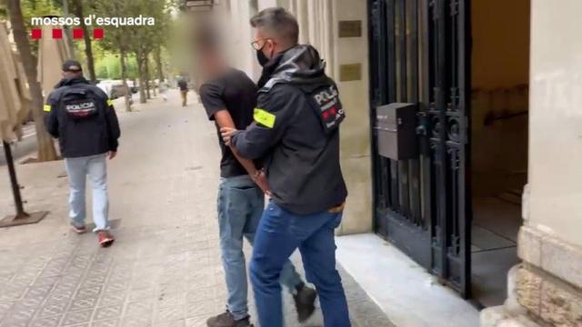Momento del arresto de uno de los tres detenidos por agredir a un grupo en una discoteca de Barcelona / MOSSOS D'ESQUADRA