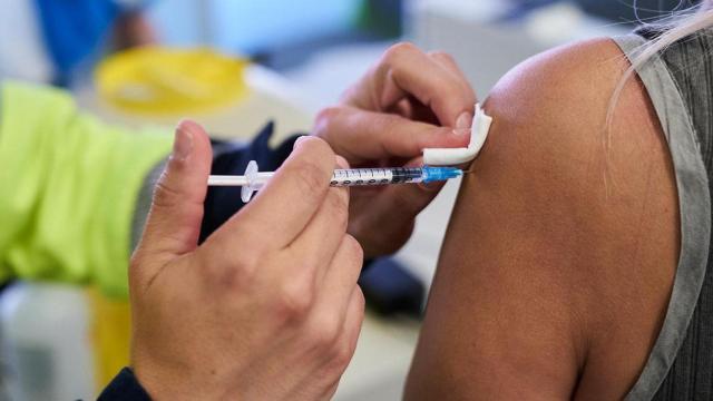 Una mujer ejerce su derecho a vacunarse contra el Covid-19 / EUROPA PRESS