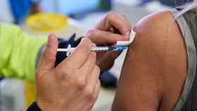 Una mujer ejerce su derecho a vacunarse contra el Covid-19 / EUROPA PRESS